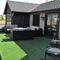 0916E - Turf Sitting Area on Deck Metal Rail